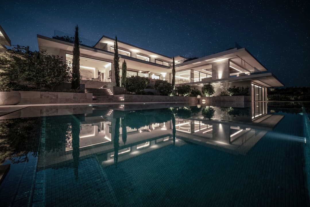Villa Tucana por la noche