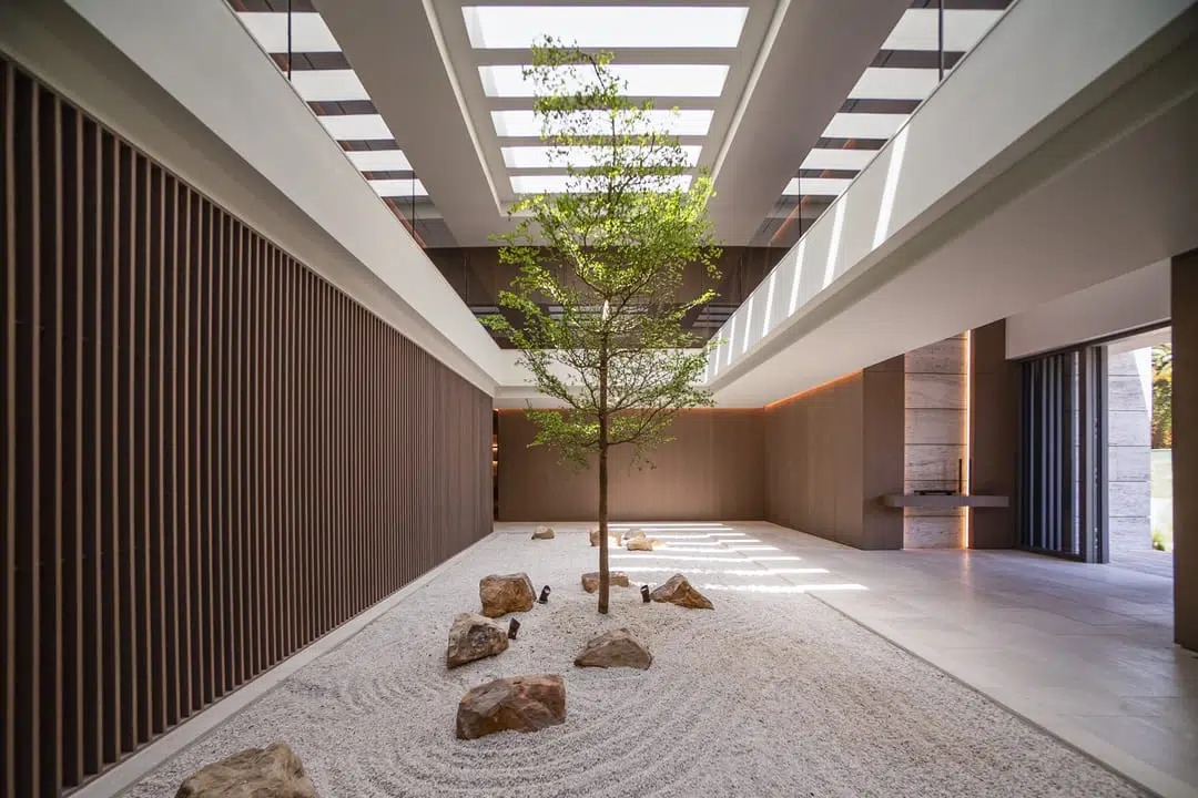diseño biofilico de villa en Sotogrande by ARK Architects