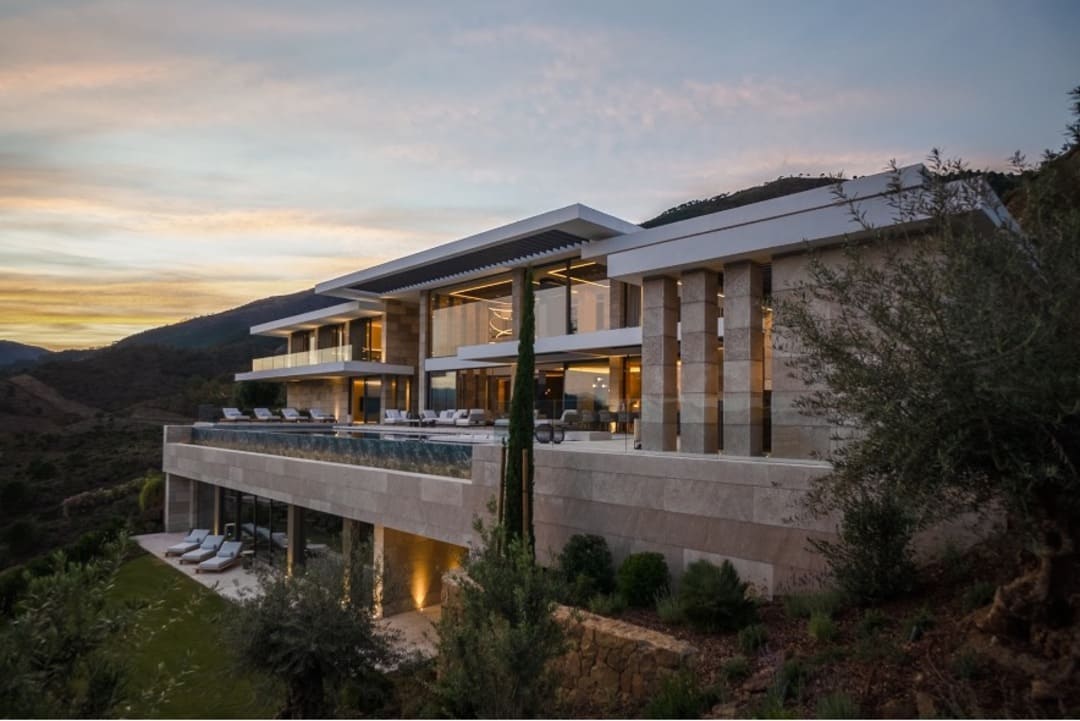villa de metalujo en la costa del sol