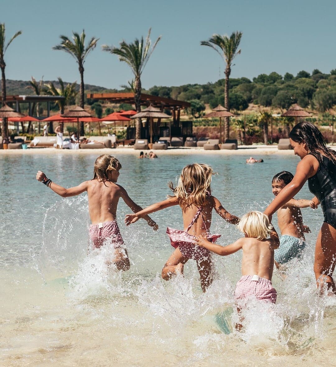 niños jugando en The beach en sotogrande